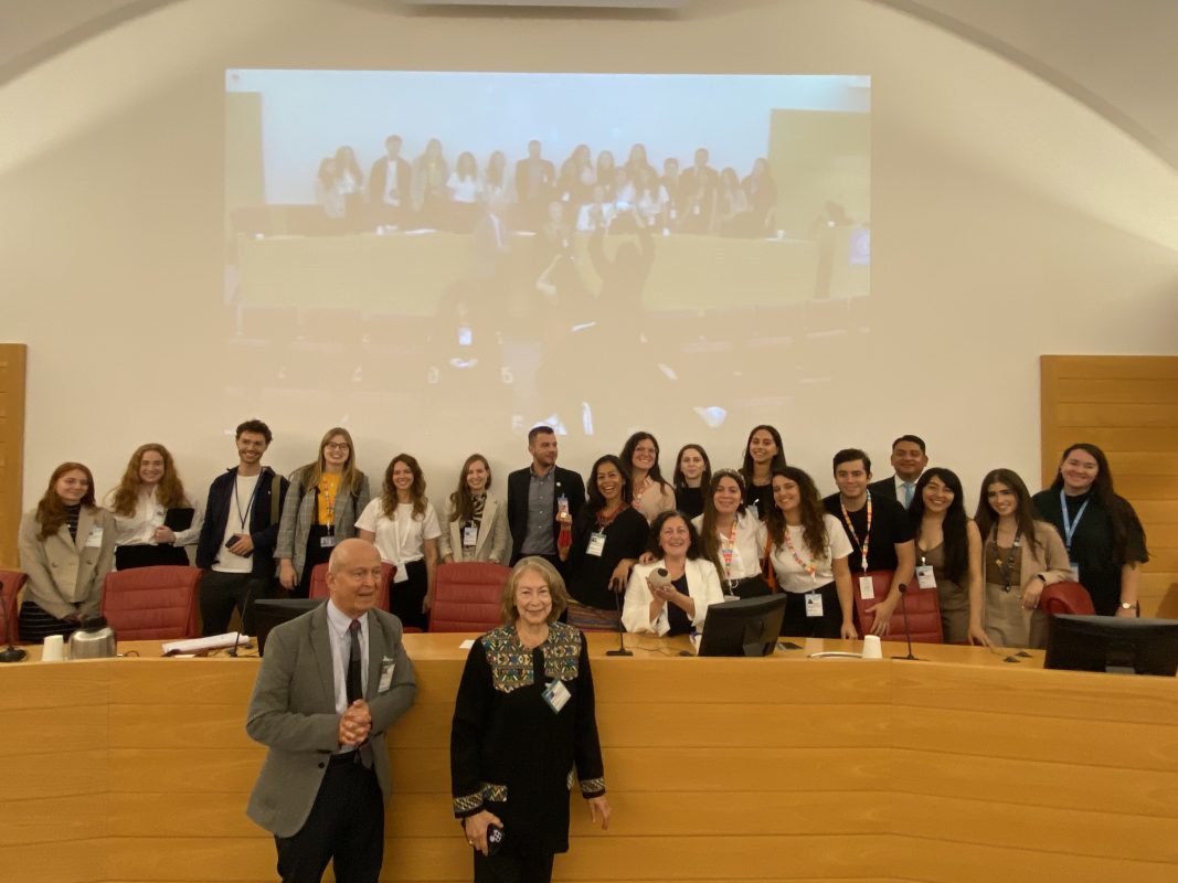 En el salon de la FAO con presentadores y jovenes foto grupal