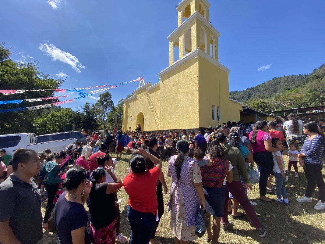 Participantes haciendo cola para recibir los alimentos